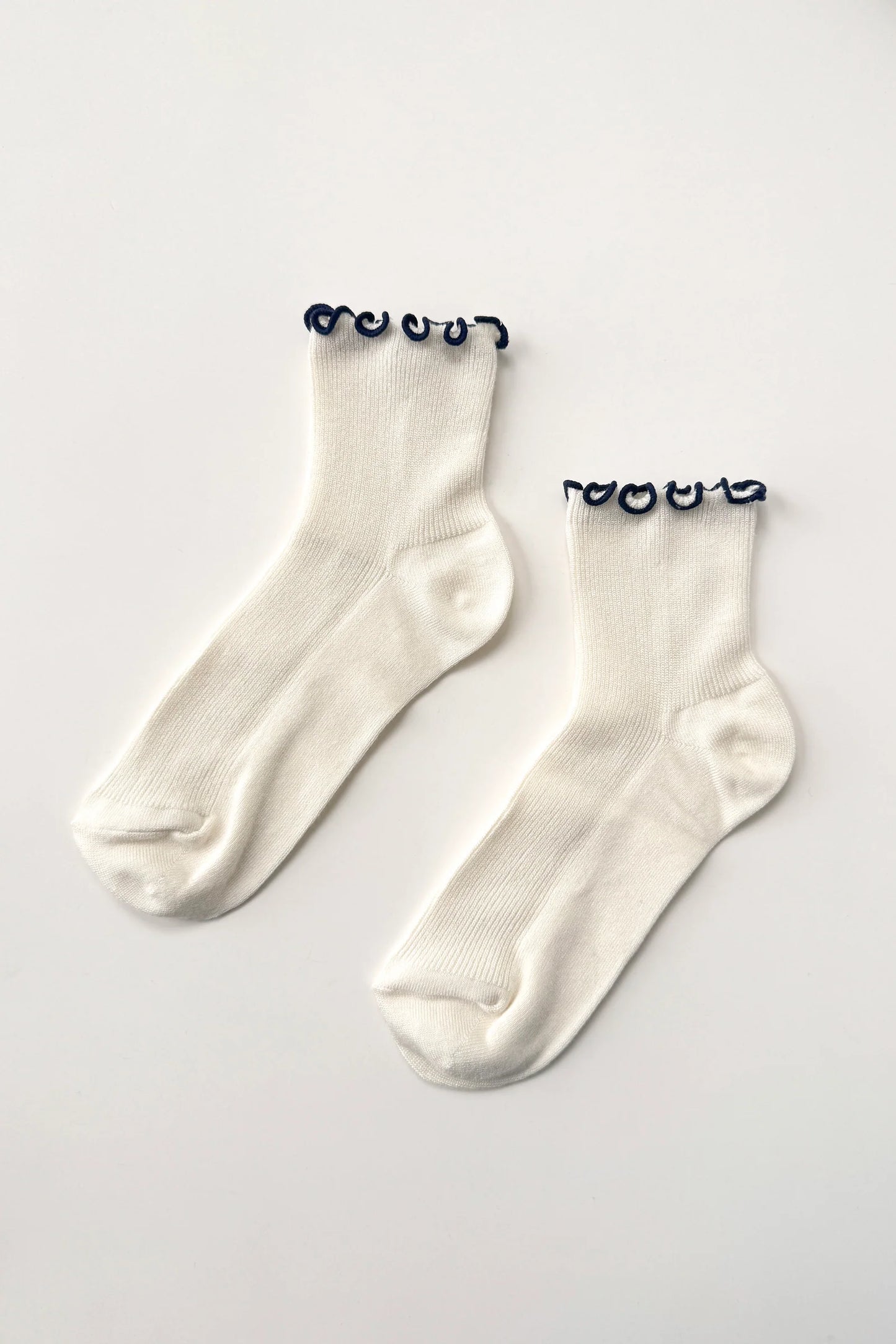 The Petite Ruffled Modal Socks - Soft White/ Navy