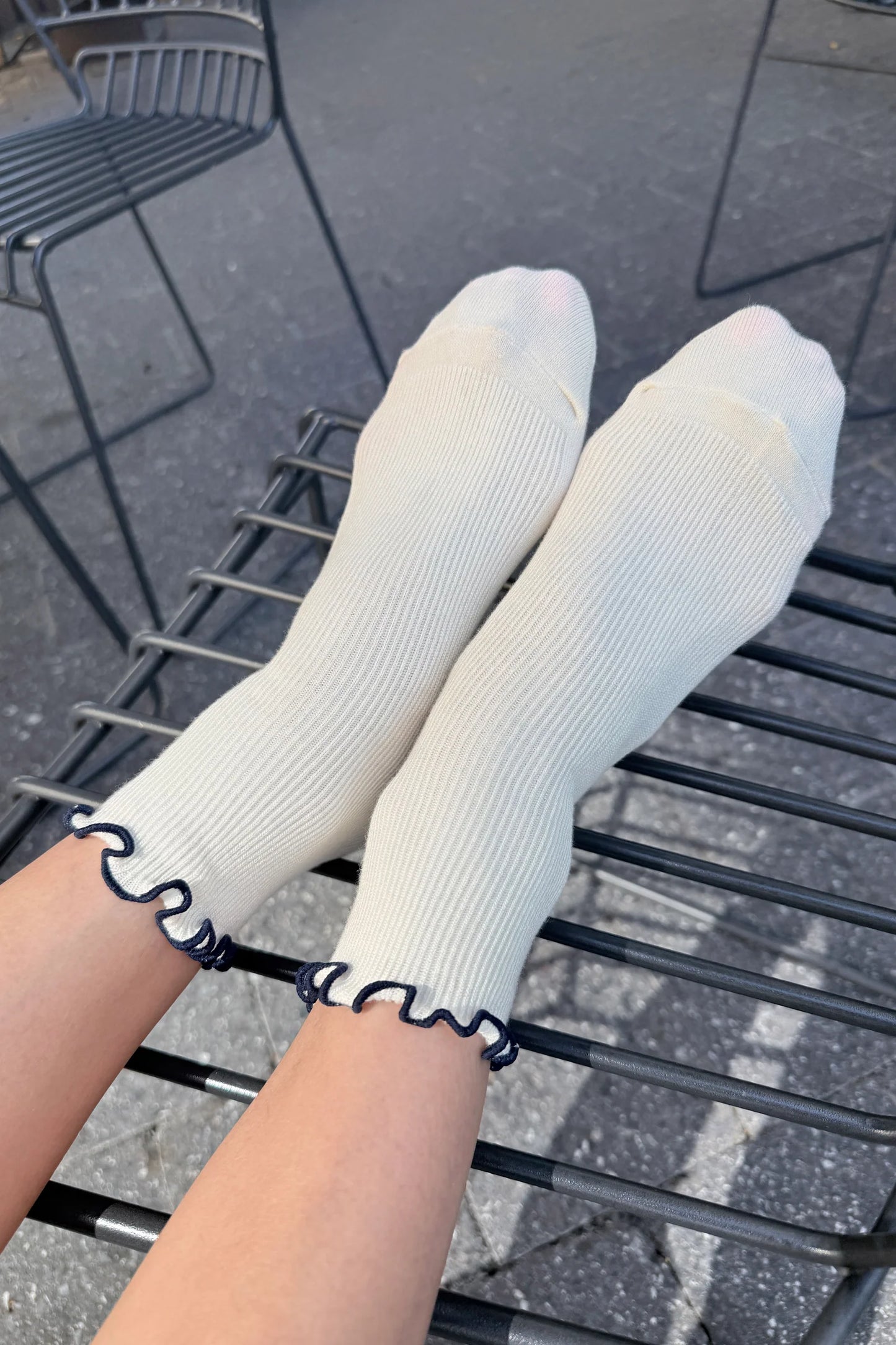 The Petite Ruffled Modal Socks - Soft White/ Navy