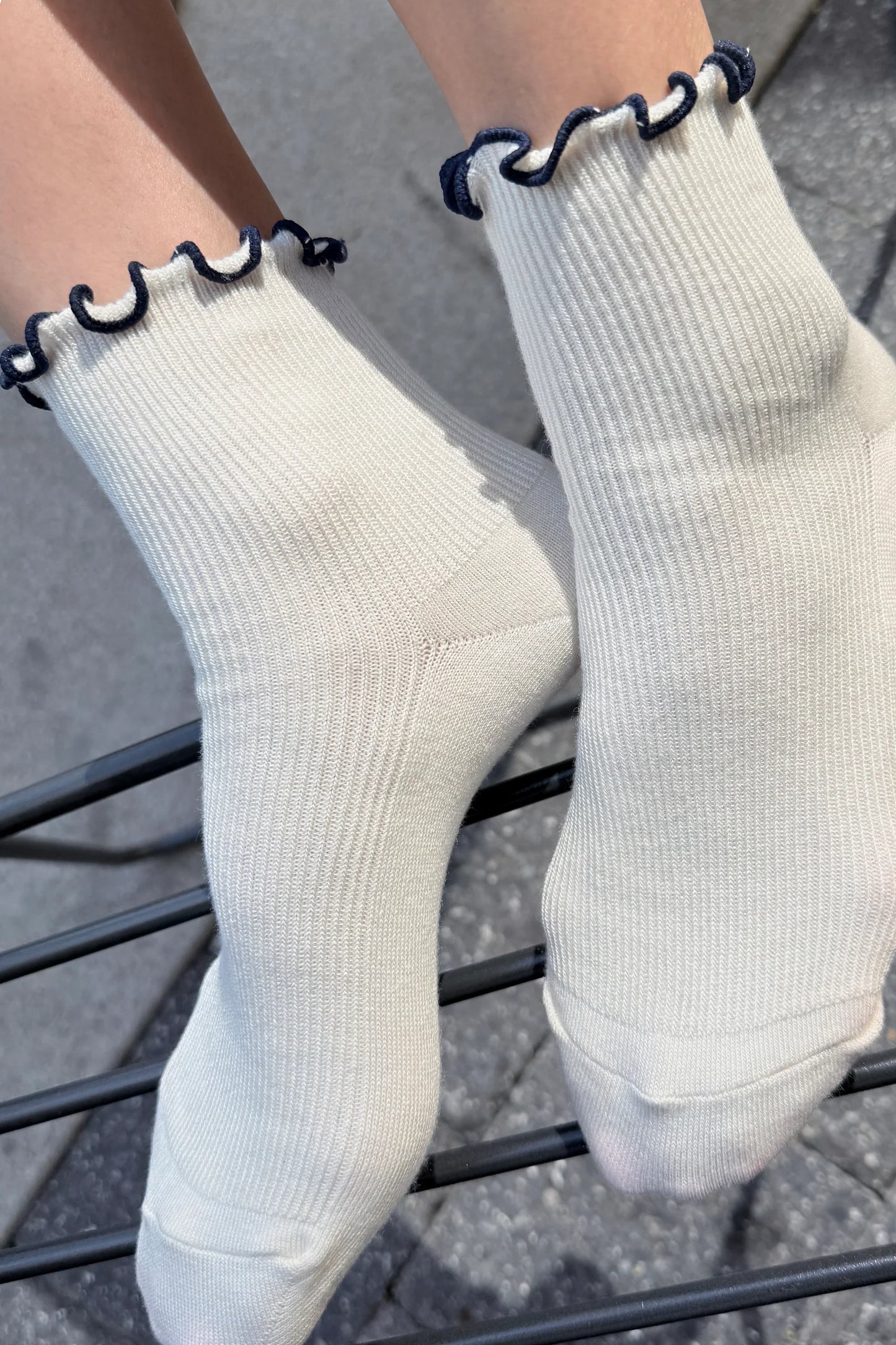 The Petite Ruffled Modal Socks - Soft White/ Navy