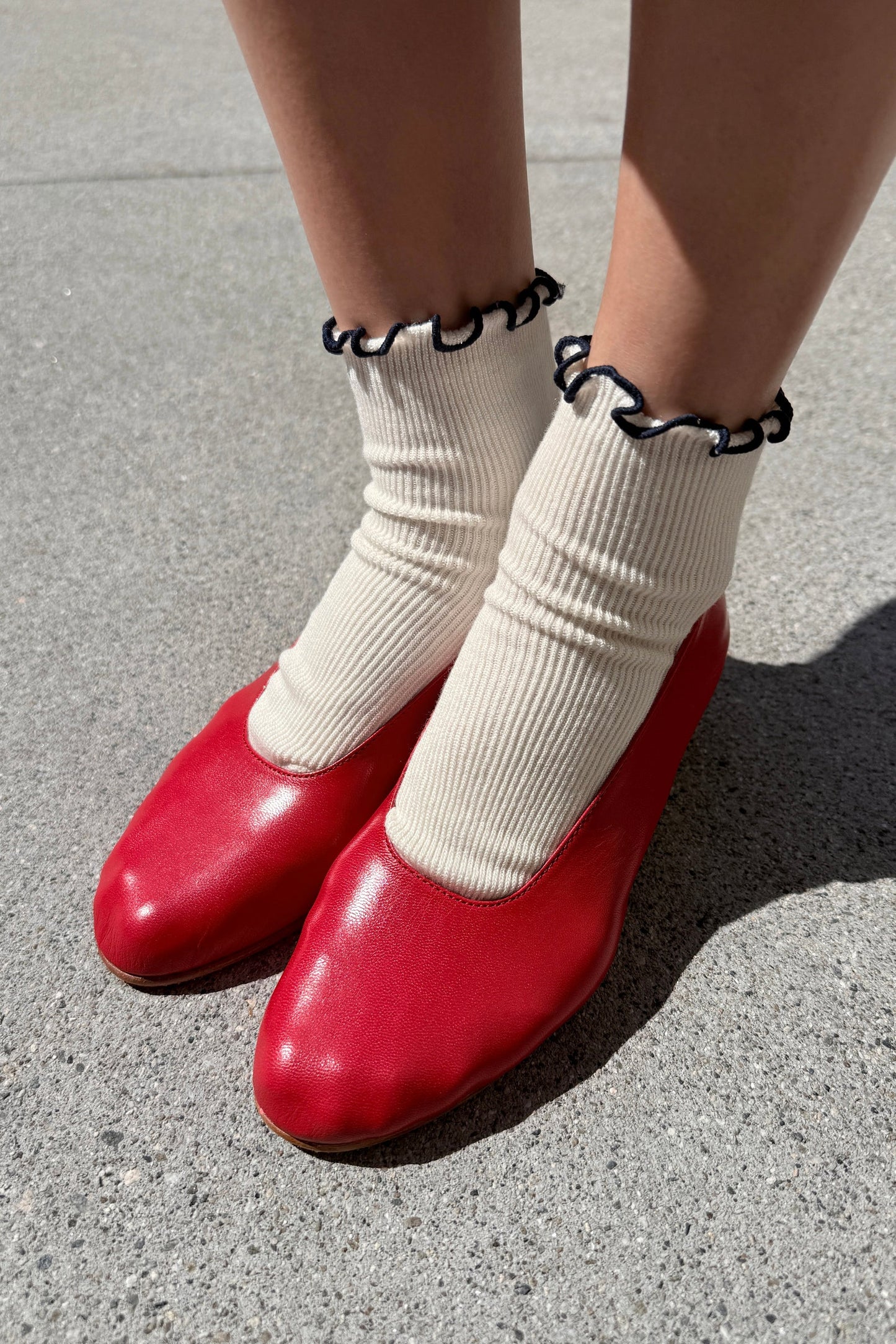 The Petite Ruffled Modal Socks - Soft White/ Navy