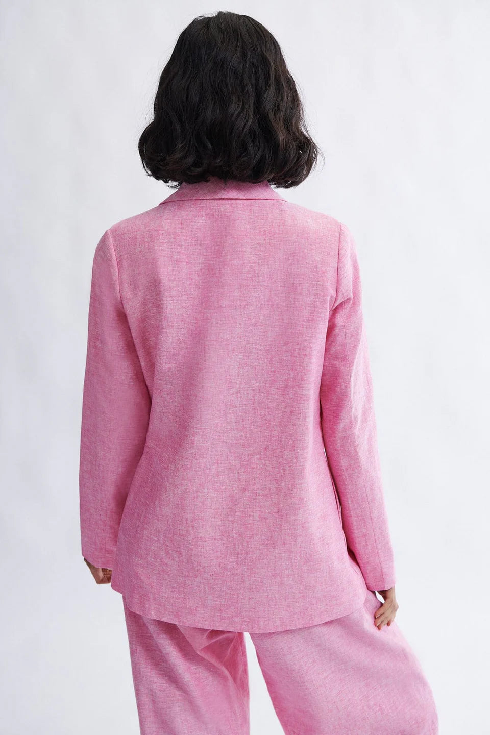 Back detail on the Blythe linen blend blazer in bubblegum by Eliza Faulkner — made in Canada at Ånde