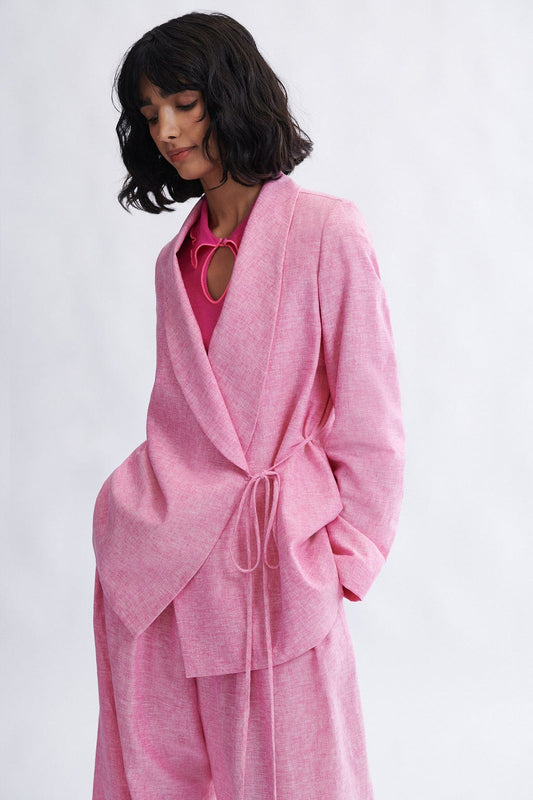 
Close-up of crossover shawl collar on the Blythe Blazer in bubblegum by Eliza Faulkner — sustainable women's blazers at Ånde